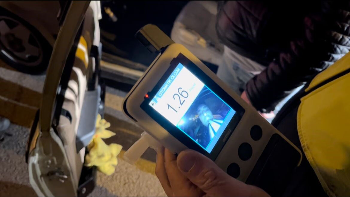 Yakalanan alkollü sürücüden akılalmaz hareket! Polisi bile şaşkına çevirdi - 3. Resim