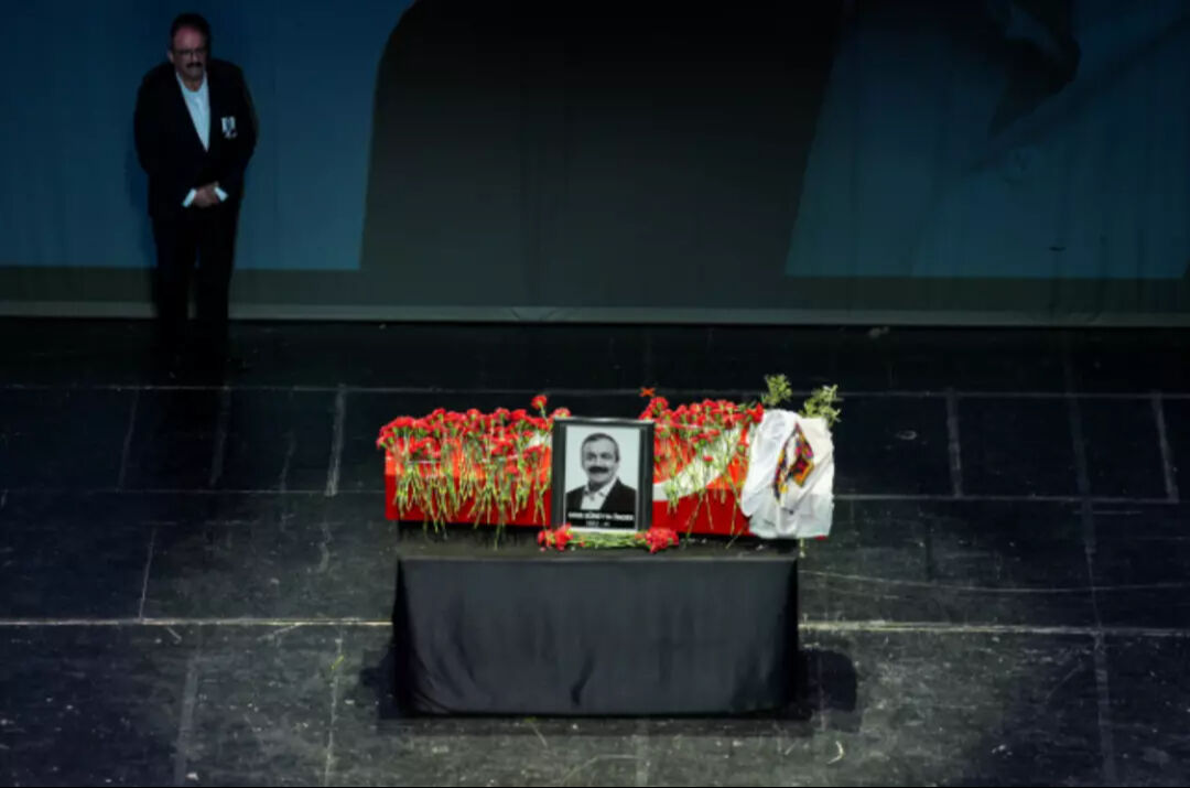 Yakın dostu Sırrı Süreyya Önder'i kaybeden Sezen Aksu saçlarını kısacık kestirdi: Son hali ortaya çıktı - 2. Resim