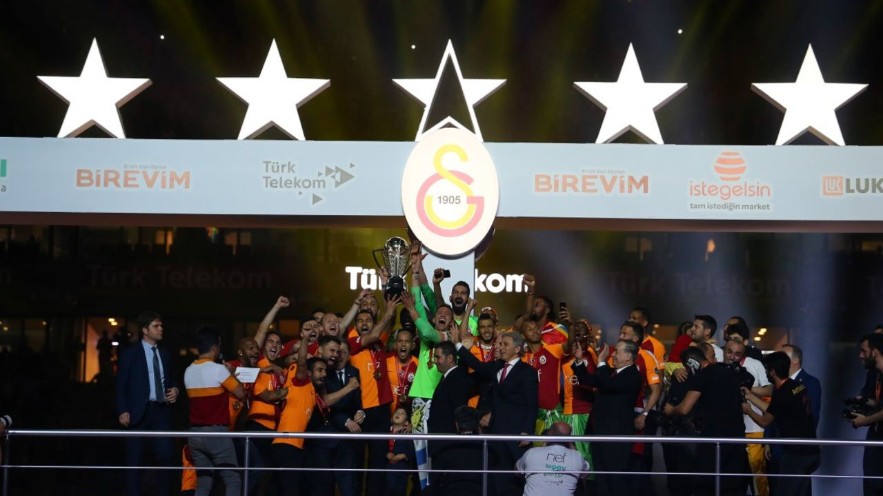Yıldızların altında çılgın kutlama! Galatasaray’ın 25. şampiyonluk kutlamaları çok konuşulacak - 1. Resim