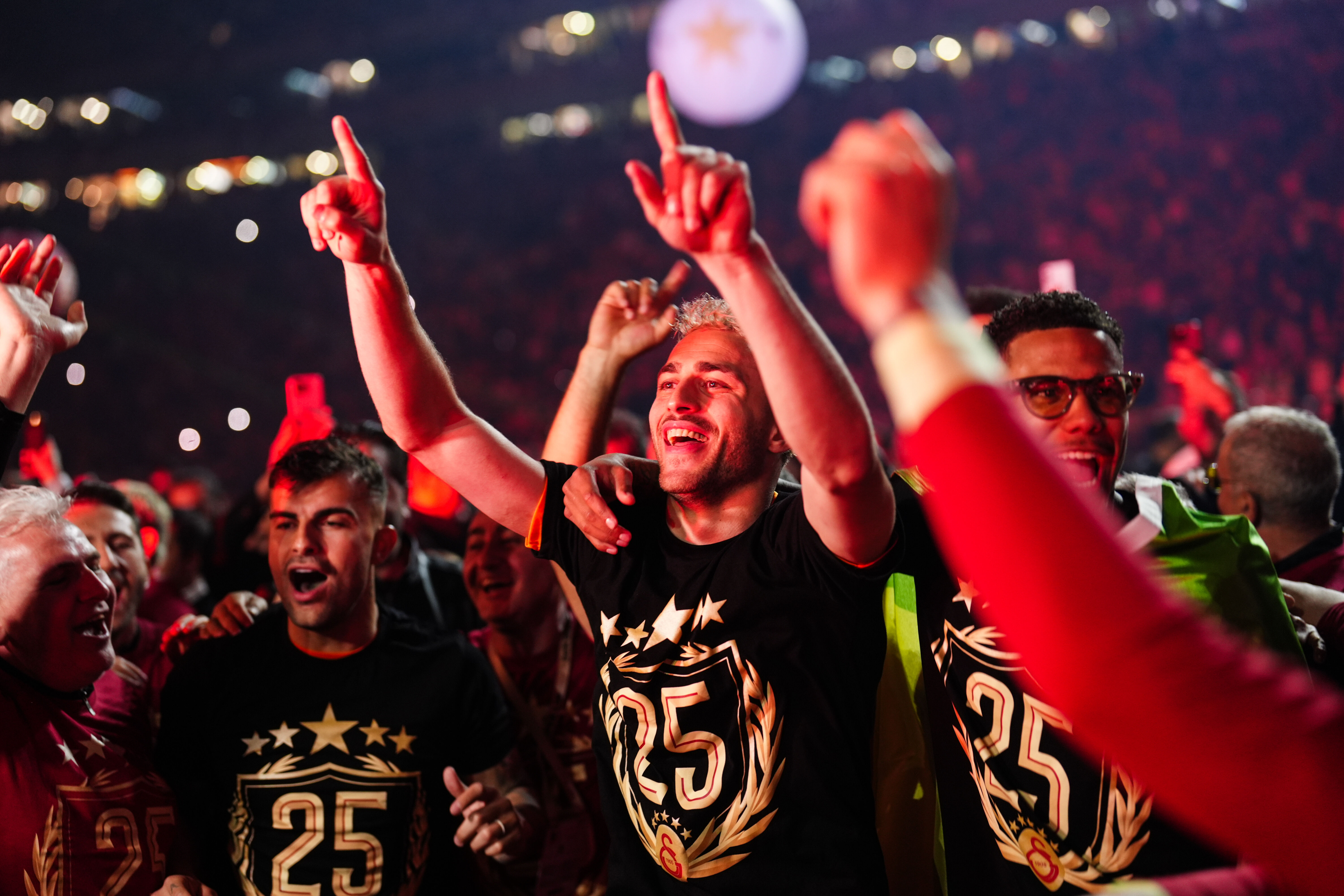 Yıldızların altında çılgın kutlama! Galatasaray’ın 25. şampiyonluk kutlamaları çok konuşulacak - 2. Resim