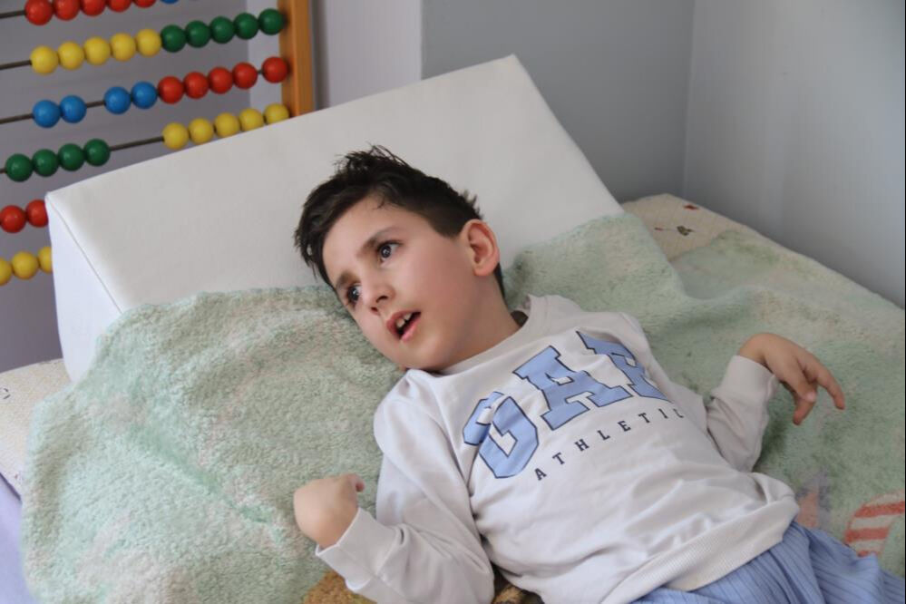 8 yaşındaki Mehmet Emir'in kahreden hikayesi! Bir sinek ısırığı ile bu hale geldi... - 1. Resim