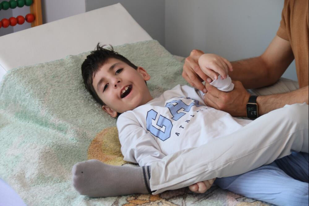 8 yaşındaki Mehmet Emir'in kahreden hikayesi! Bir sinek ısırığı ile bu hale geldi... - 5. Resim