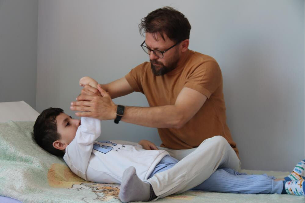 8 yaşındaki Mehmet Emir'in kahreden hikayesi! Bir sinek ısırığı ile bu hale geldi... - 4. Resim