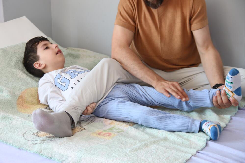 8 yaşındaki Mehmet Emir'in kahreden hikayesi! Bir sinek ısırığı ile bu hale geldi... - 3. Resim