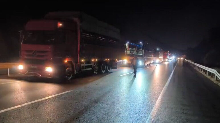Alanya'da trafik kilitlendi! Tır sürücüsünün korkutan kazası - 3. Resim