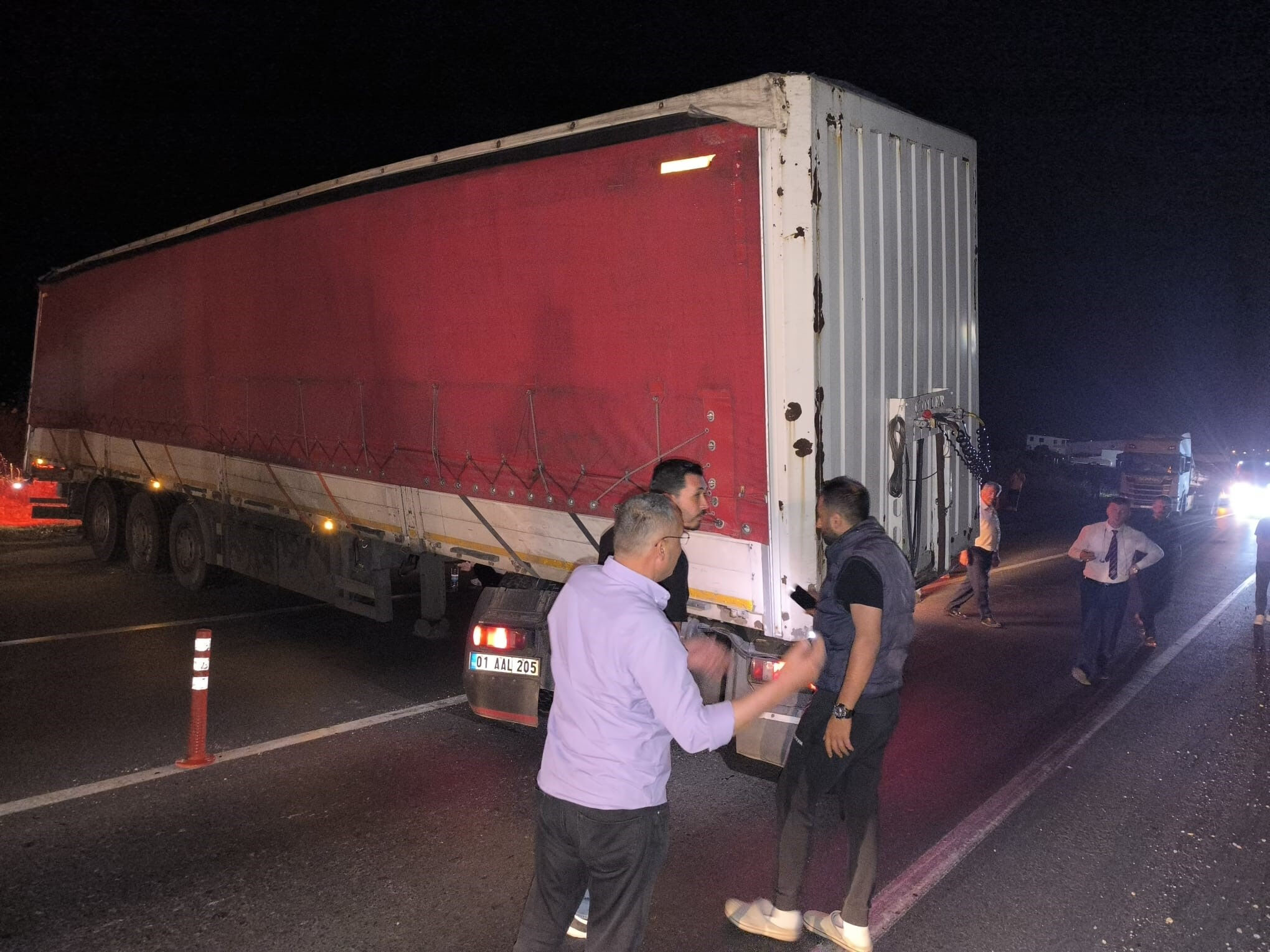 Alanya'da trafik kilitlendi! Tır sürücüsünün korkutan kazası - 1. Resim