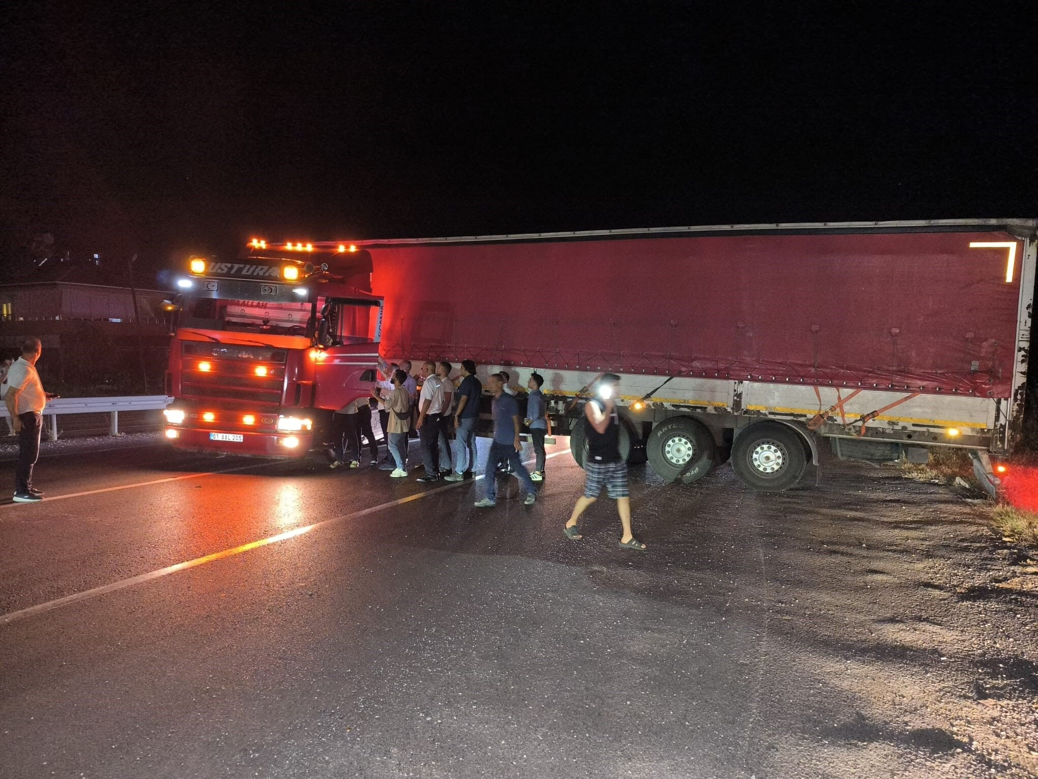 Alanya'da trafik kilitlendi! Tır sürücüsünün korkutan kazası - 4. Resim