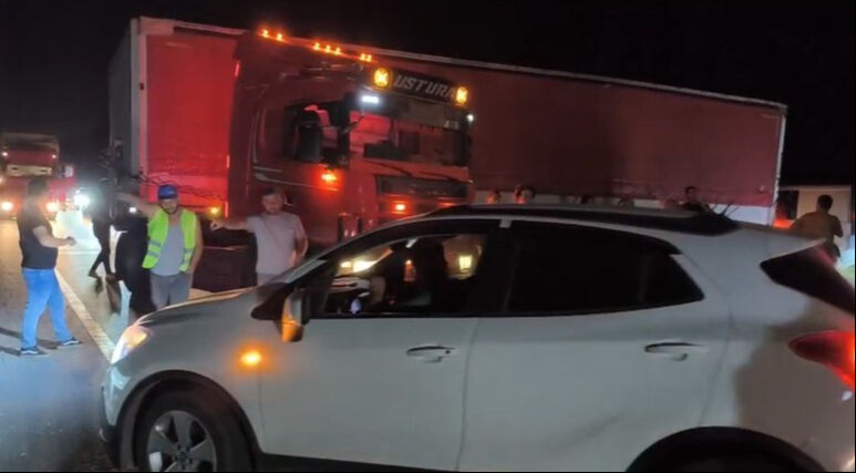 Alanya'da trafik kilitlendi! Tır sürücüsünün korkutan kazası - 2. Resim