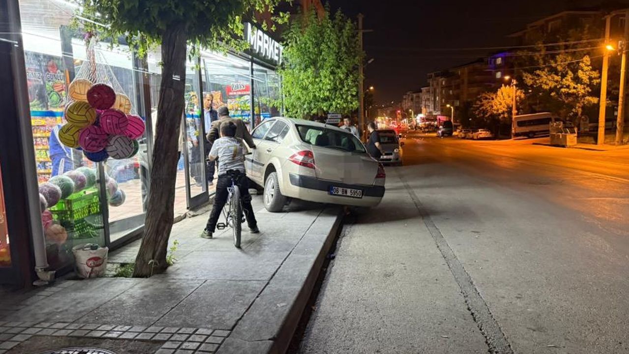Ankara'da faciaya ramak kala: Kontrolden çıkan otomobil markete daldı Ankara'da faciaya ramak kala: Kontrolden çıkan otomobil markete daldı