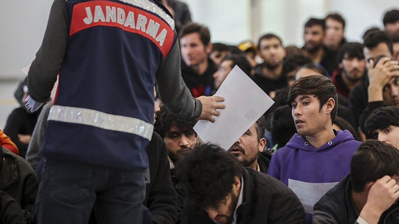 Antalya'da çok sayıda düzensiz göçmen ve göçmen kaçakçısı yakalandı Antalya'da çok sayıda düzensiz göçmen ve göçmen kaçakçısı yakalandı