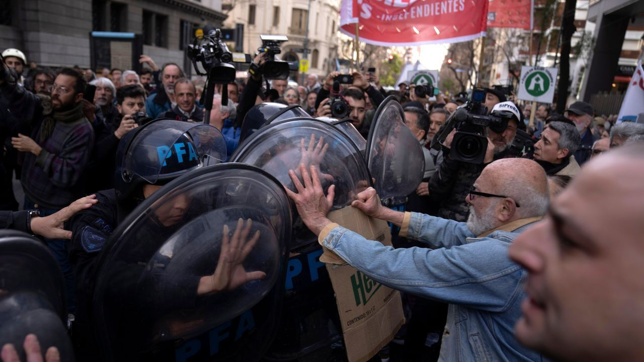 Arjantin'de emekliler Kongre binasını bastı! Çok sayıda yaralı var - 1. Resim
