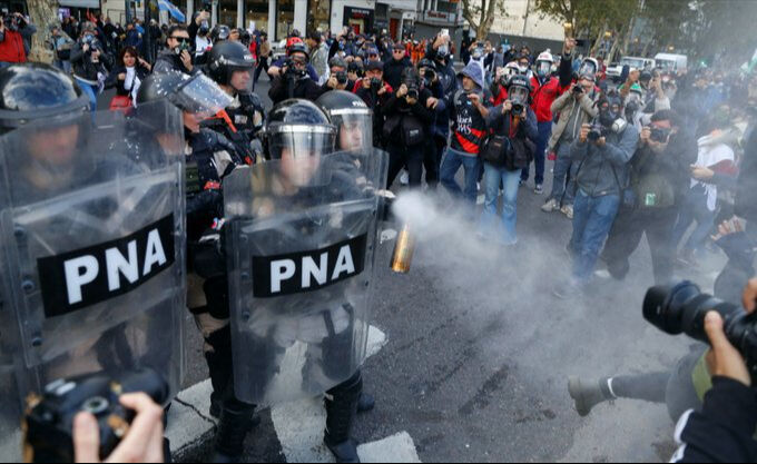 Arjantin'de emekliler Kongre binasını bastı! Çok sayıda yaralı var - 2. Resim