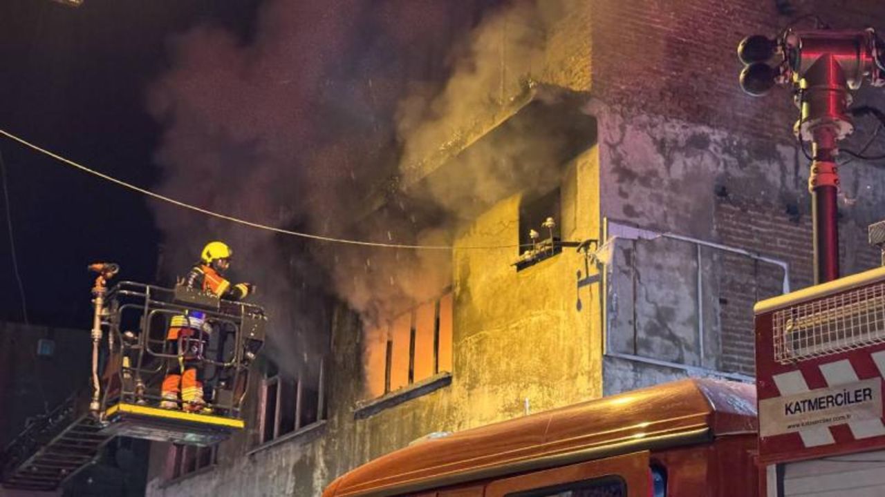 Balıkesir'de 3 katlı bina yandı, 1 kişi hayatını kaybetti! Balıkesir'de 3 katlı bina yandı, 1 kişi hayatını kaybetti!