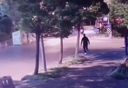 Beylikdüzü’nde film gibi olay! Güvenlik görevlisi saldırganları vurdu, o anlar kamerada - 1. Resim