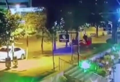 Beylikdüzü’nde film gibi olay! Güvenlik görevlisi saldırganları vurdu, o anlar kamerada - 2. Resim