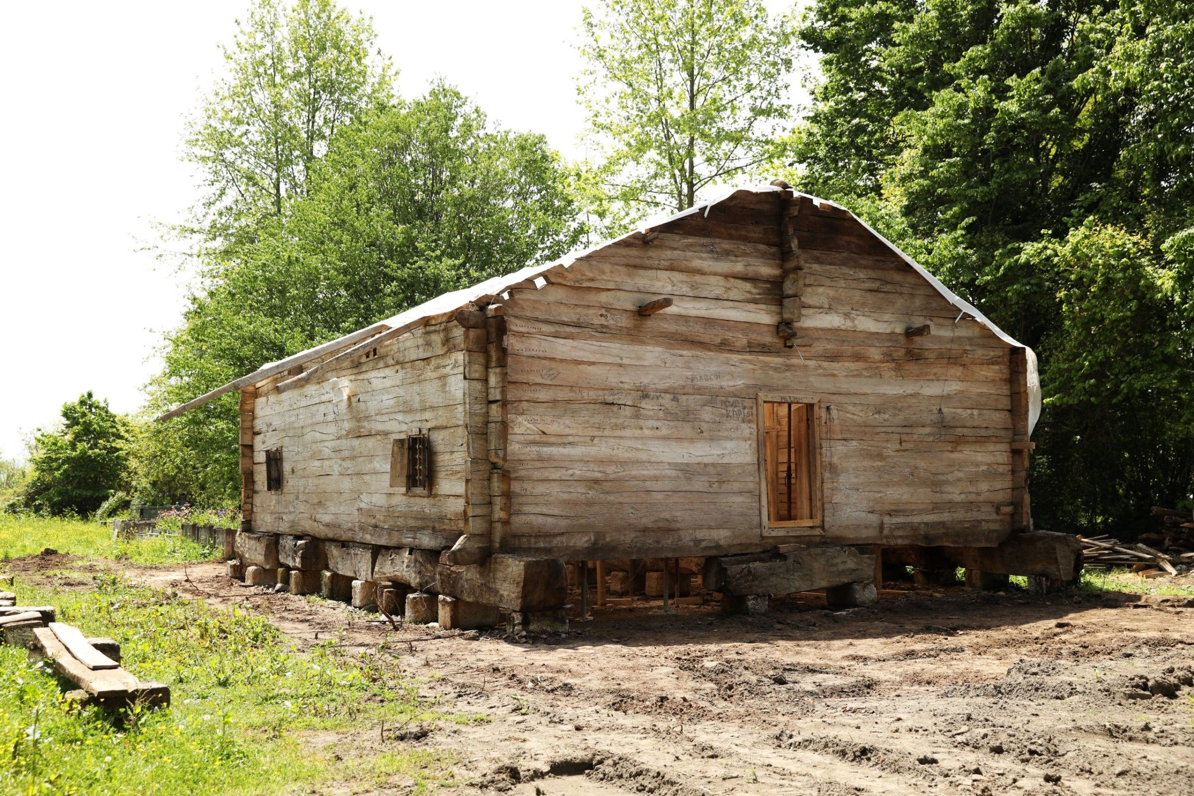 Bu camiyi görenler hayret ediyor... Tek çivi çakılmadan 800 senedir ayakta! - 1. Resim