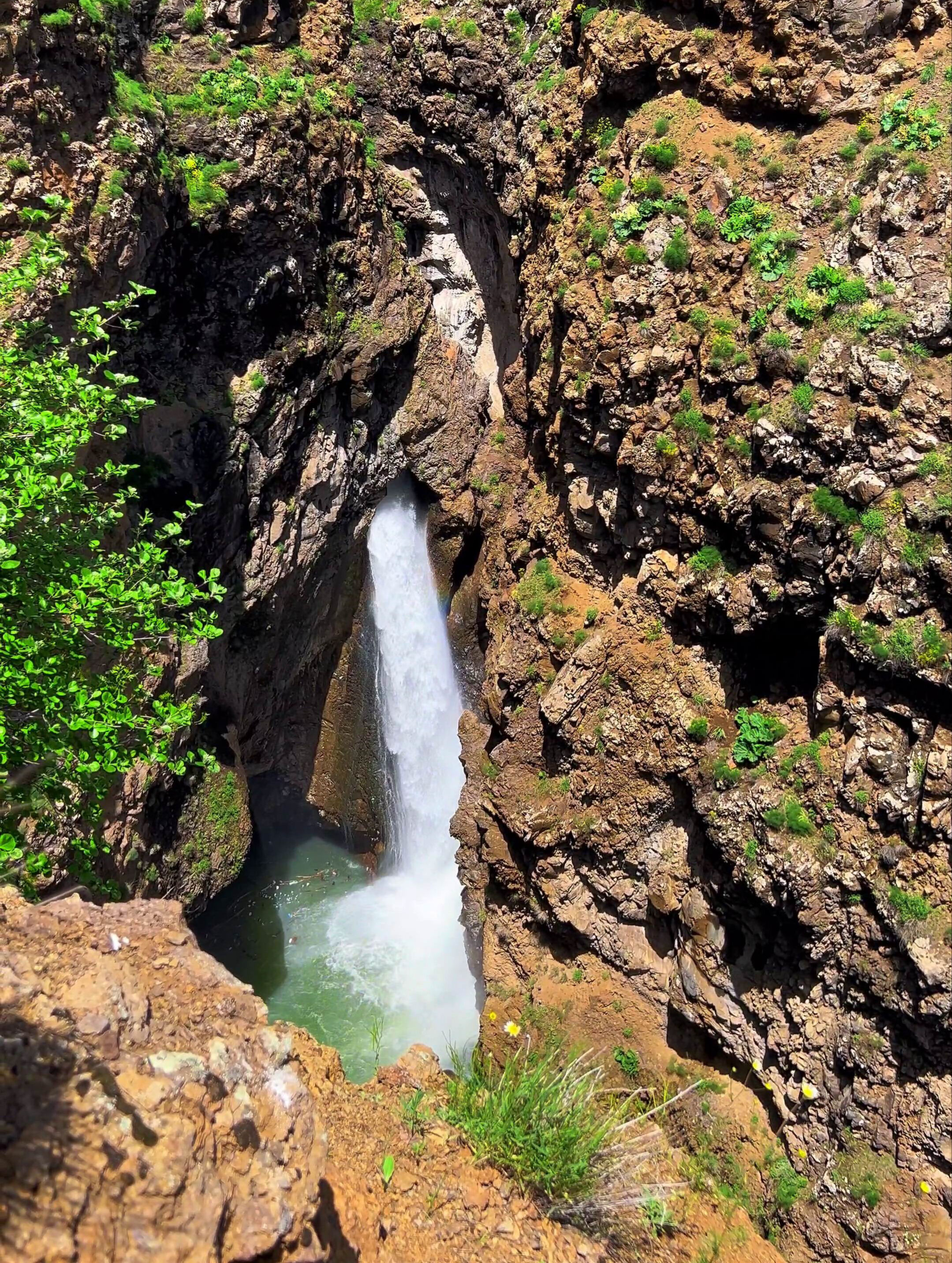 Burası Türkiye! Kayanın içinden süzülen şelale görenleri hayran bırakıyor - 2. Resim