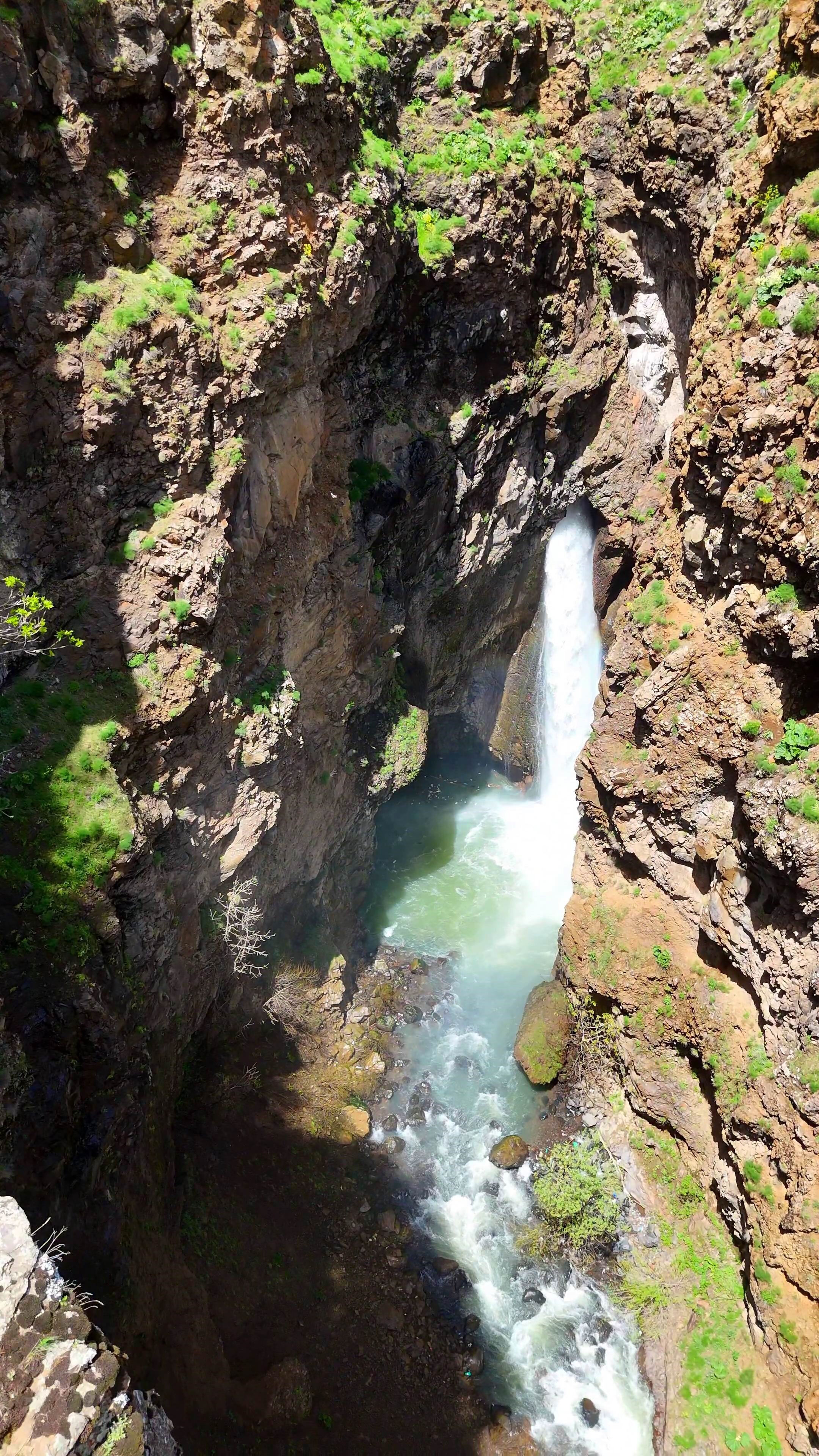 Burası Türkiye! Kayanın içinden süzülen şelale görenleri hayran bırakıyor - 1. Resim