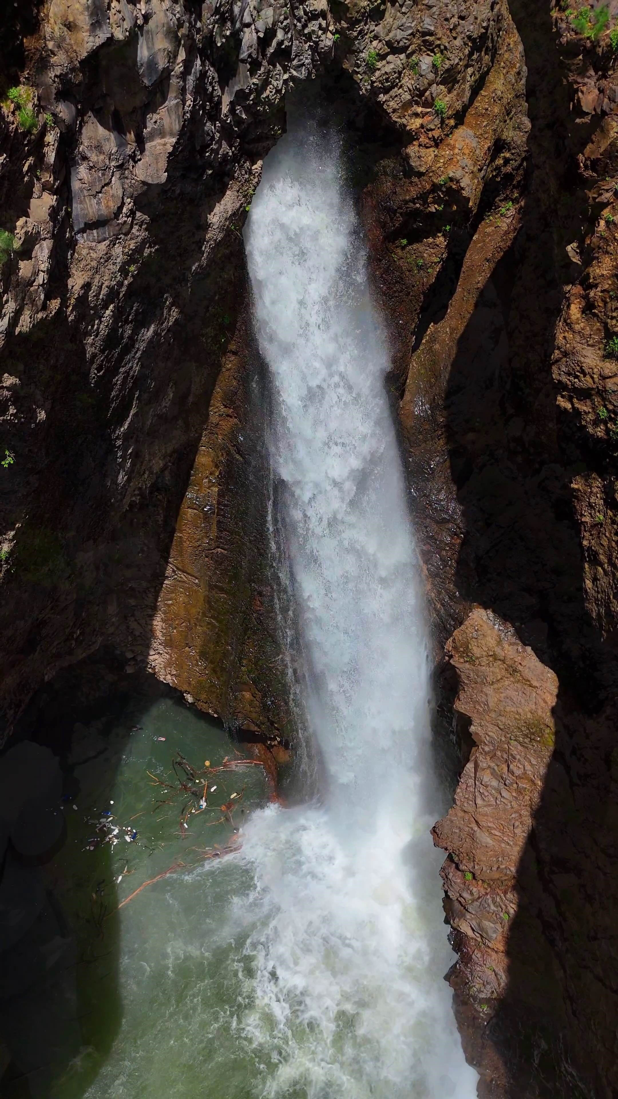 Burası Türkiye! Kayanın içinden süzülen şelale görenleri hayran bırakıyor - 3. Resim