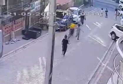 Çaldığı bisikleti arkadaşlarına gösterirken araba çarptı! Feci kaza kamerada - 1. Resim