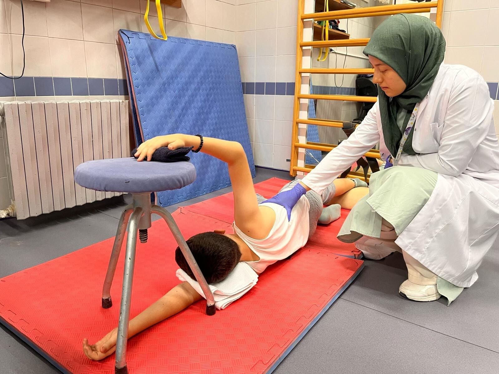 Omurga eğriliğine dikkat: Kıyafet uyumsuzluğu o hastalığın habercisi olabilir... Omurga eğriliğine dikkat: Kıyafet uyumsuzluğu o hastalığın habercisi olabilir... - 1. Resim