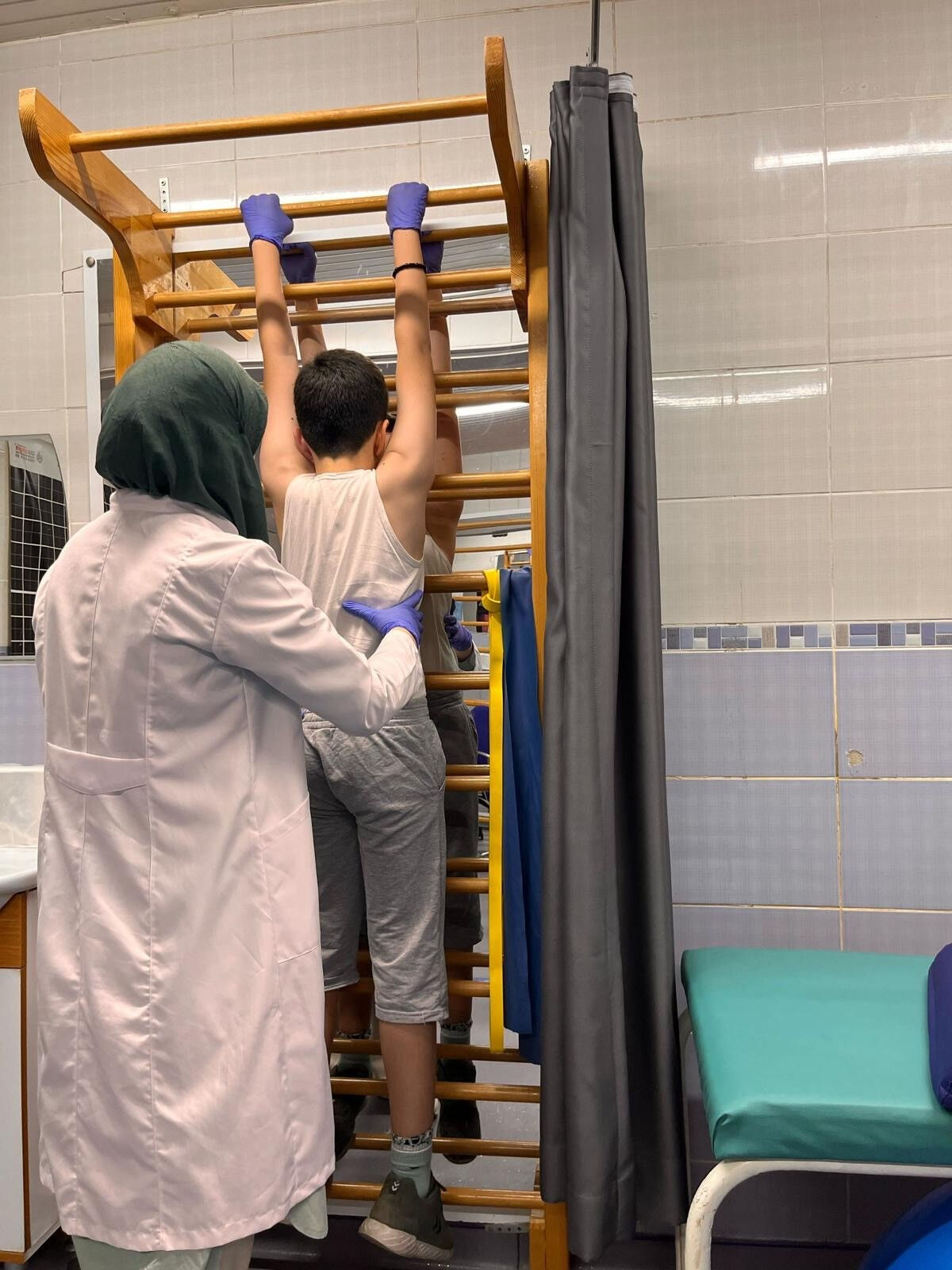 Omurga eğriliğine dikkat: Kıyafet uyumsuzluğu o hastalığın habercisi olabilir... Omurga eğriliğine dikkat: Kıyafet uyumsuzluğu o hastalığın habercisi olabilir... - 3. Resim