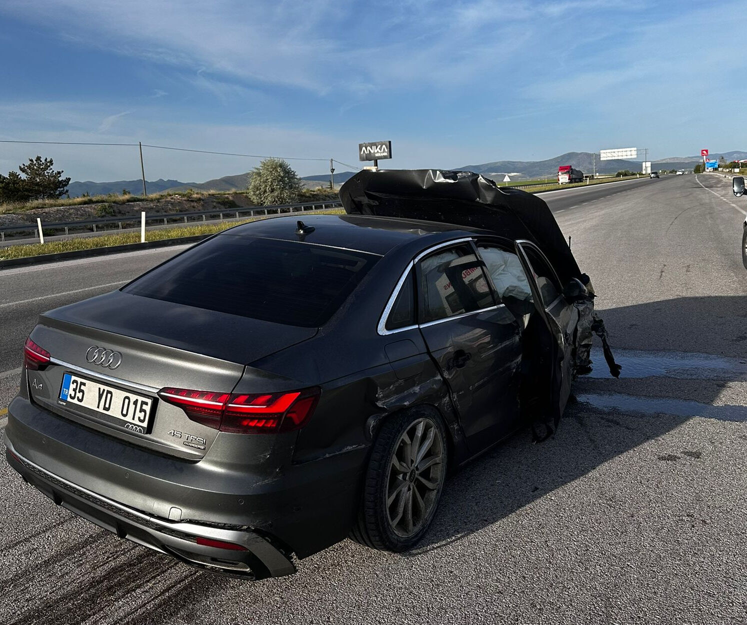 Eski AK Partili vekil ölümden döndü! Eşinin kullandığı araç bariyerlere çarptı - 1. Resim