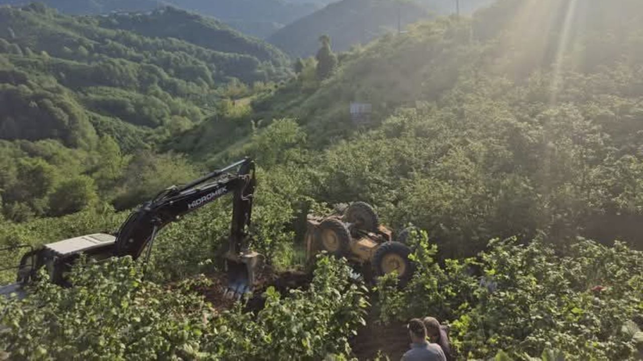 İş makinası şarampole devrildi, operatör son anda atlayarak kurtuldu İş makinası şarampole devrildi, operatör son anda atlayarak kurtuldu