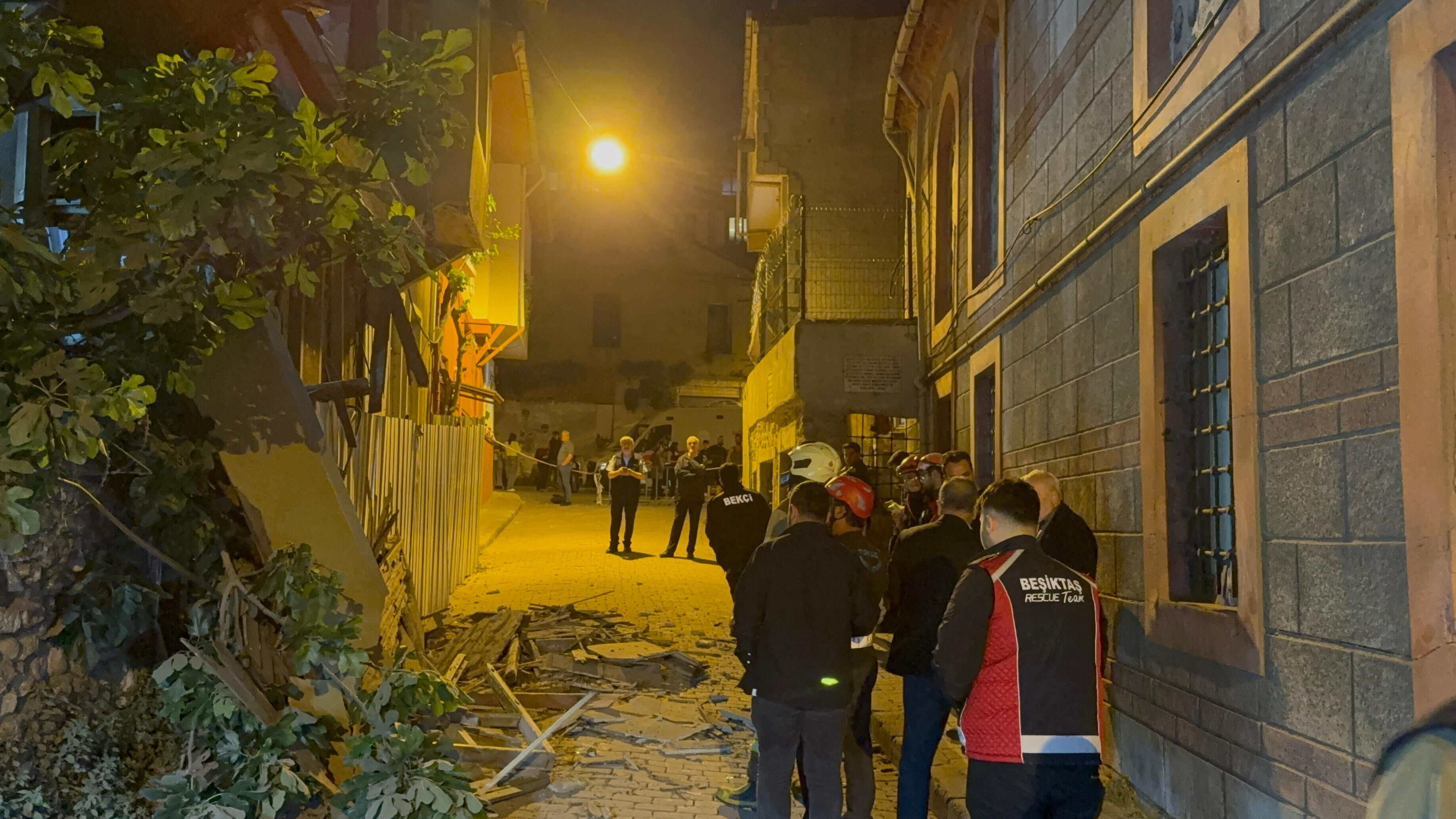 İstanbul Fatih'te bir bina çöktü! Bölgeye çok sayıda ekip sevk edildi - 1. Resim