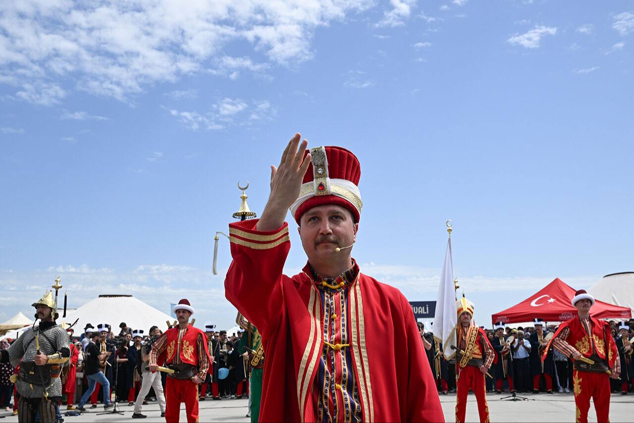 Kimi amuda kalktı, kimi kule yaptı... Heyecan dolu açılışıyla nefes kesti! Etnospor Kültür Festivali başladı - 7. Resim