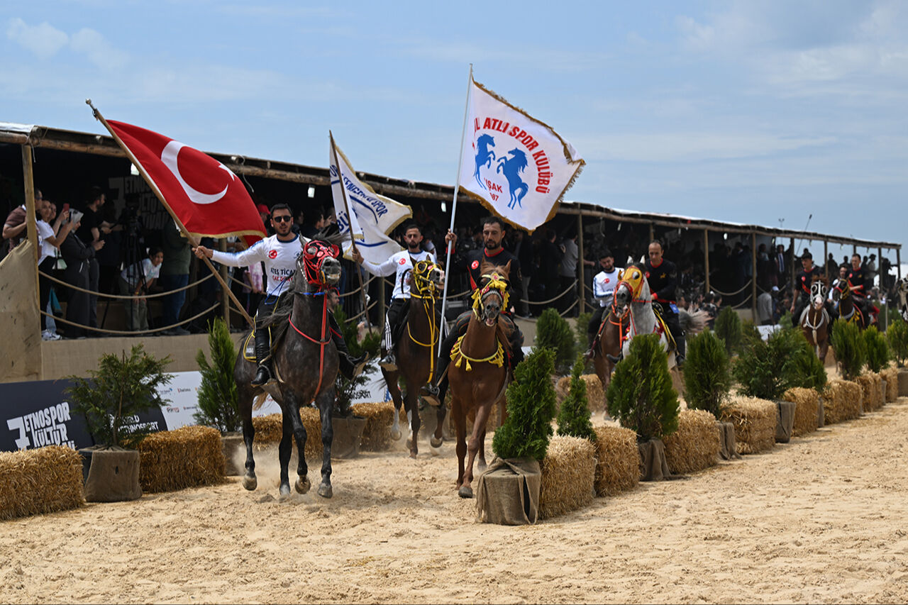 Kimi amuda kalktı, kimi kule yaptı... Heyecan dolu açılışıyla nefes kesti! Etnospor Kültür Festivali başladı - 12. Resim