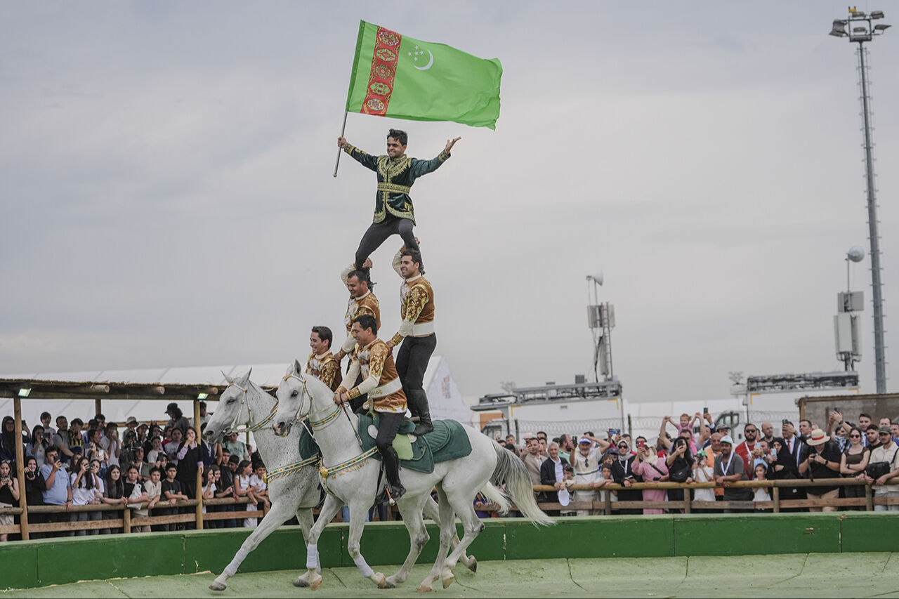Kimi amuda kalktı, kimi kule yaptı... Heyecan dolu açılışıyla nefes kesti! Etnospor Kültür Festivali başladı - 13. Resim