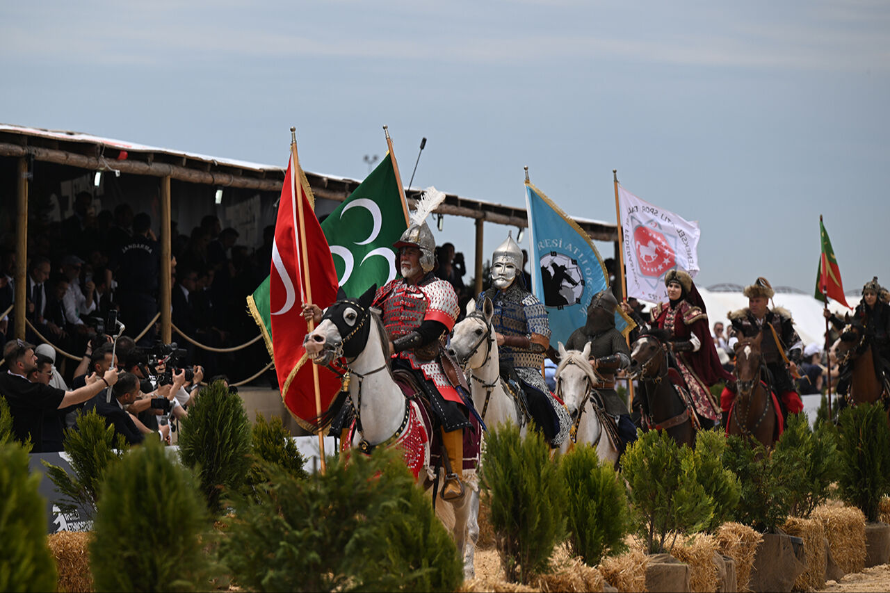 Kimi amuda kalktı, kimi kule yaptı... Heyecan dolu açılışıyla nefes kesti! Etnospor Kültür Festivali başladı - 10. Resim