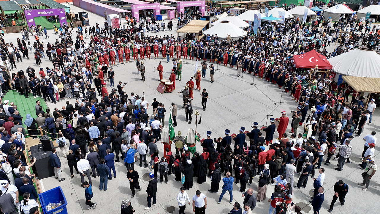 Kimi amuda kalktı, kimi kule yaptı... Heyecan dolu açılışıyla nefes kesti! Etnospor Kültür Festivali başladı - 3. Resim