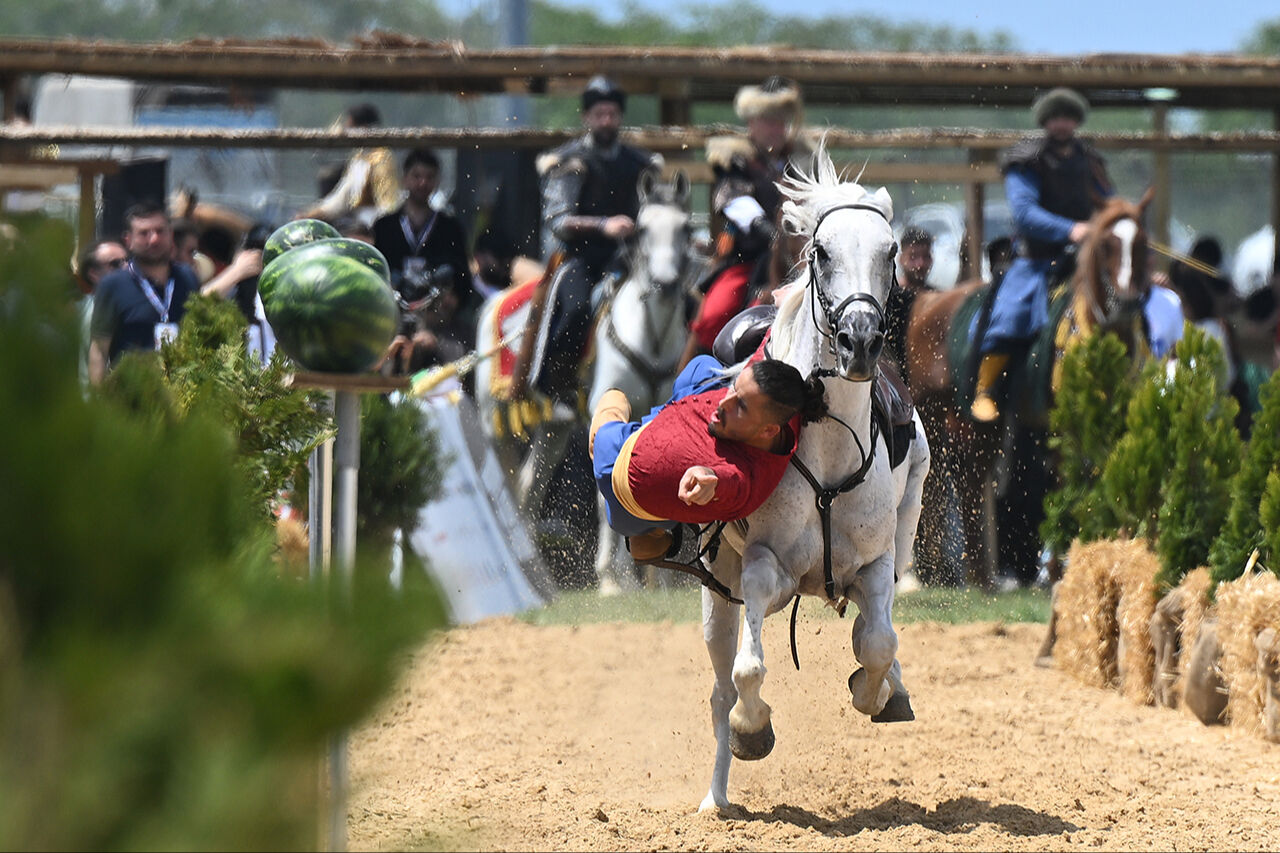 Kimi amuda kalktı, kimi kule yaptı... Heyecan dolu açılışıyla nefes kesti! Etnospor Kültür Festivali başladı - 17. Resim