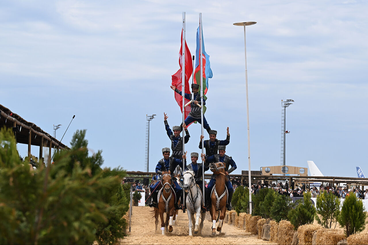 Kimi amuda kalktı, kimi kule yaptı... Heyecan dolu açılışıyla nefes kesti! Etnospor Kültür Festivali başladı - 16. Resim