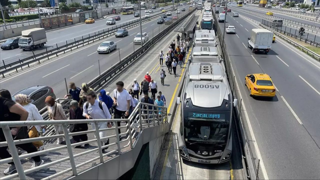 Metrobüsler çalışıyor mu? 22 Mayıs otobüs grevi sebebiyle İETT özel halk otobüsleri kontak kapattı Metrobüsler çalışıyor mu? 22 Mayıs otobüs grevi sebebiyle İETT özel halk otobüsleri kontak kapattı