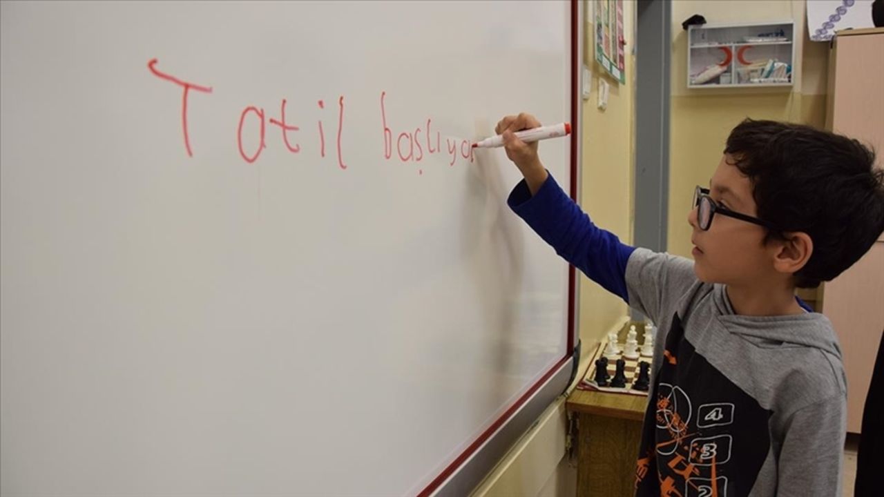 Okullar ne zaman kapanacak? 12 günlük bayram tatili iddiasına MEB'ten yaz tatili erkene çekilecek açıklaması! Okullar ne zaman kapanacak? 12 günlük bayram tatili iddiasına MEB'ten yaz tatili erkene çekilecek açıklaması!