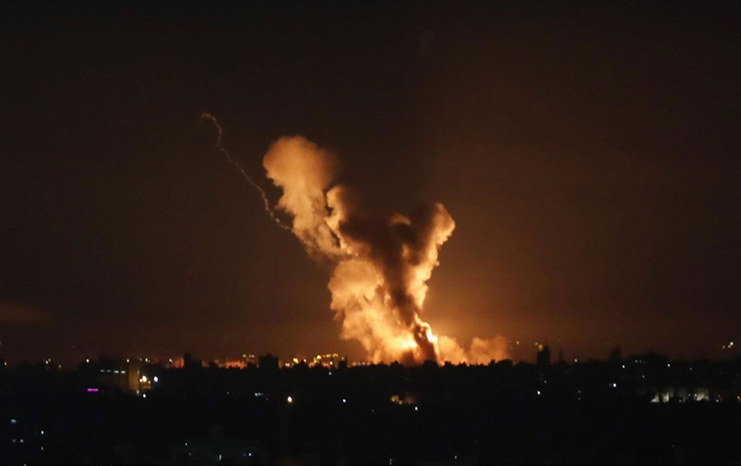 Savaş uçakları havalandı! Lübnan'ın güneyine bomba yağıyor - 1. Resim
