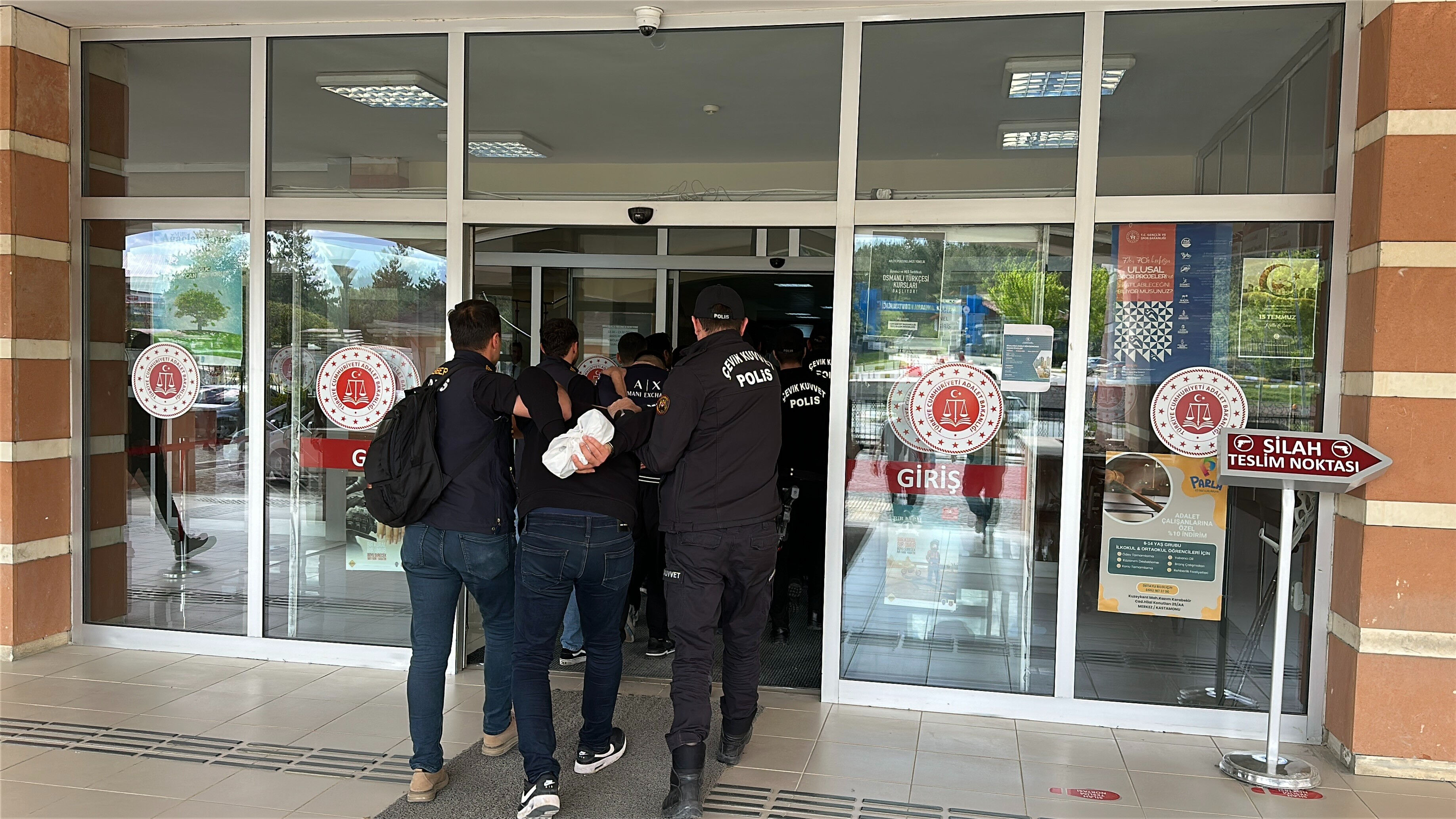 SIM kart çetenin sonu oldu! Milyonlarca liralık vurgun yapan şebeke böyle çökertildi - 1. Resim