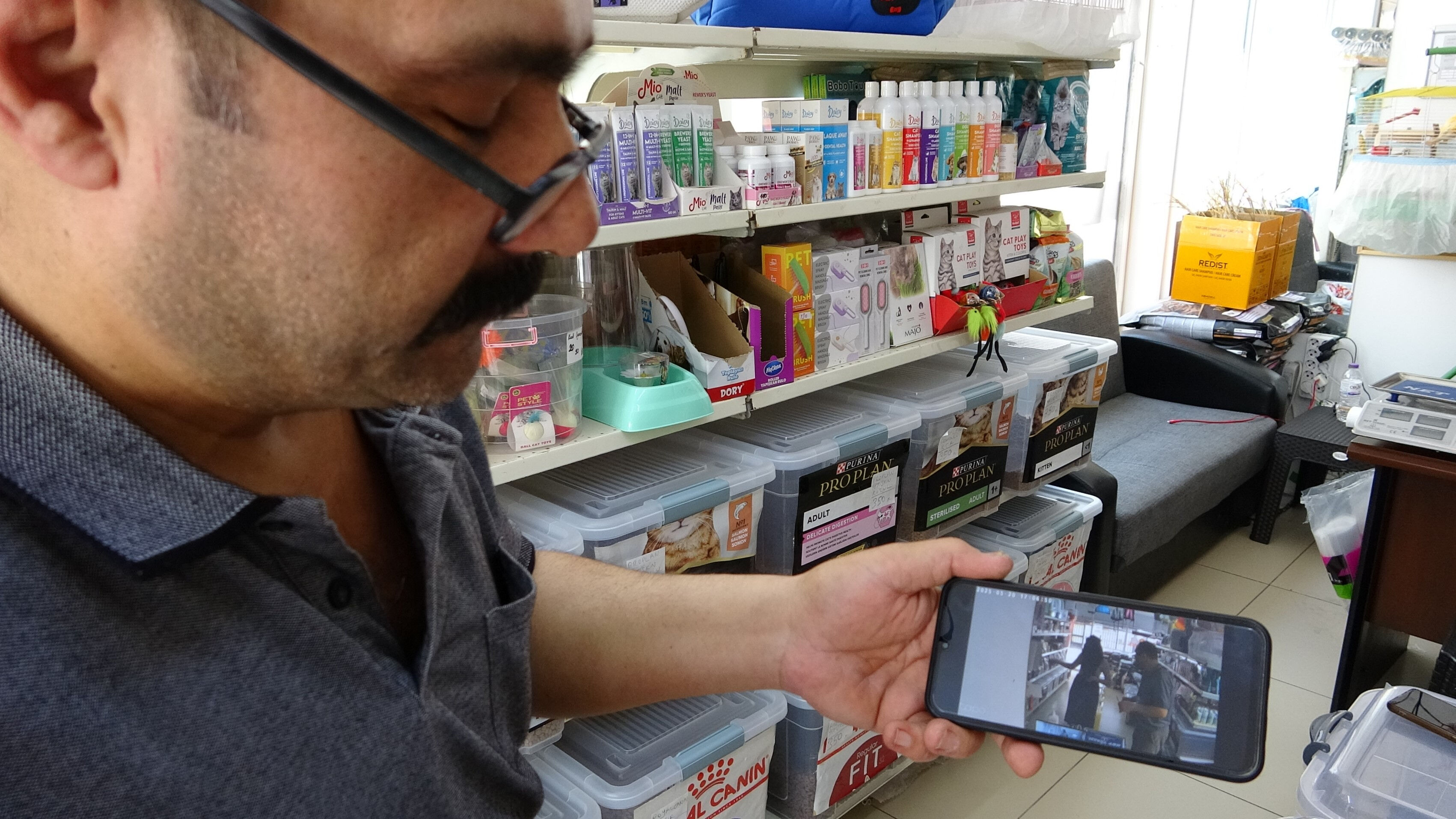 Yok böyle dolandırıcılık! Saniyeler içinde yerini değiştirdi, dükkan sahibi neye uğradığını şaşırdı - 1. Resim