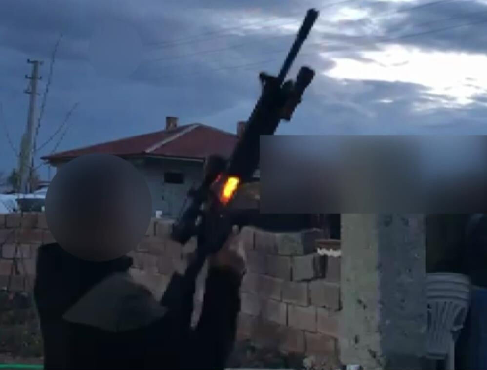 35 adrese baskın! Evlerden cephanelik &ccedil;ıktı - 1. Resim