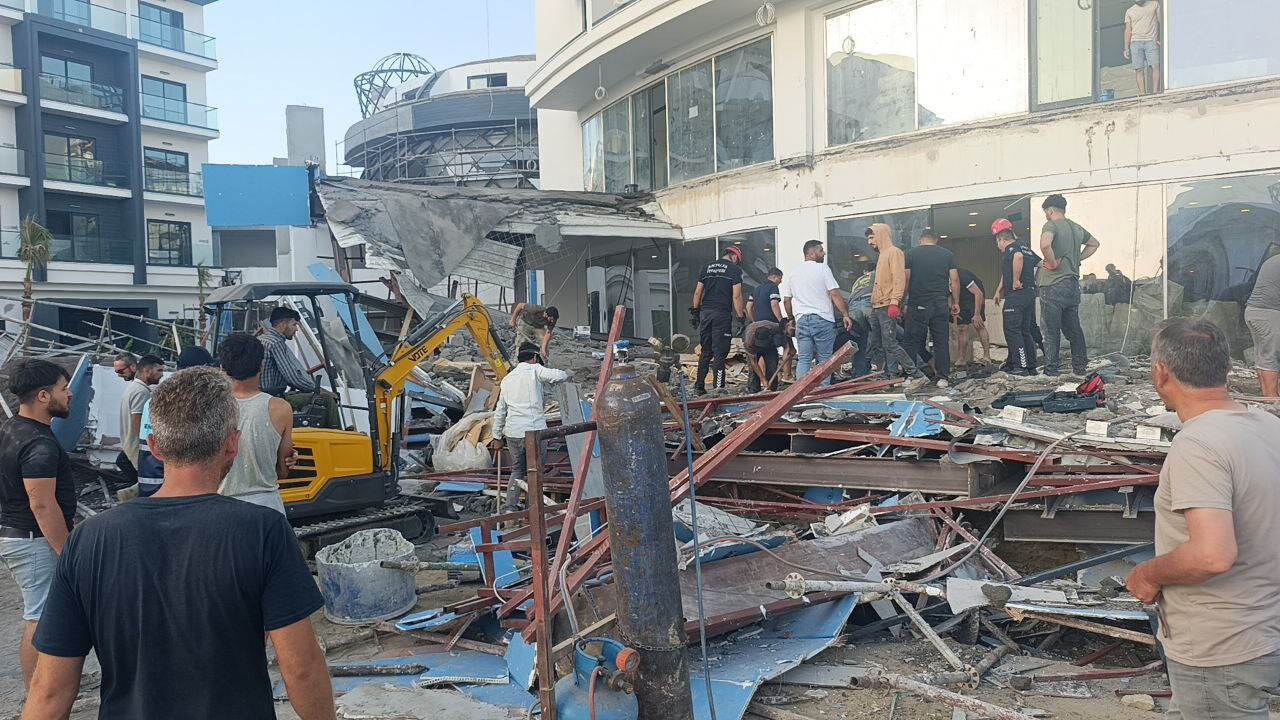 Antalya'da otel daha inşaat halindeyken çöktü! İşçiler canını son anda kurtardı - 3. Resim