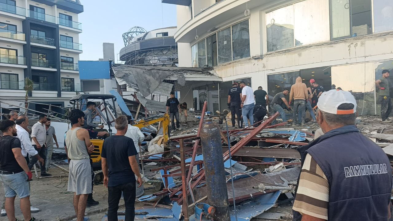 Antalya'da otel daha inşaat halindeyken çöktü! İşçiler canını son anda kurtardı - 1. Resim