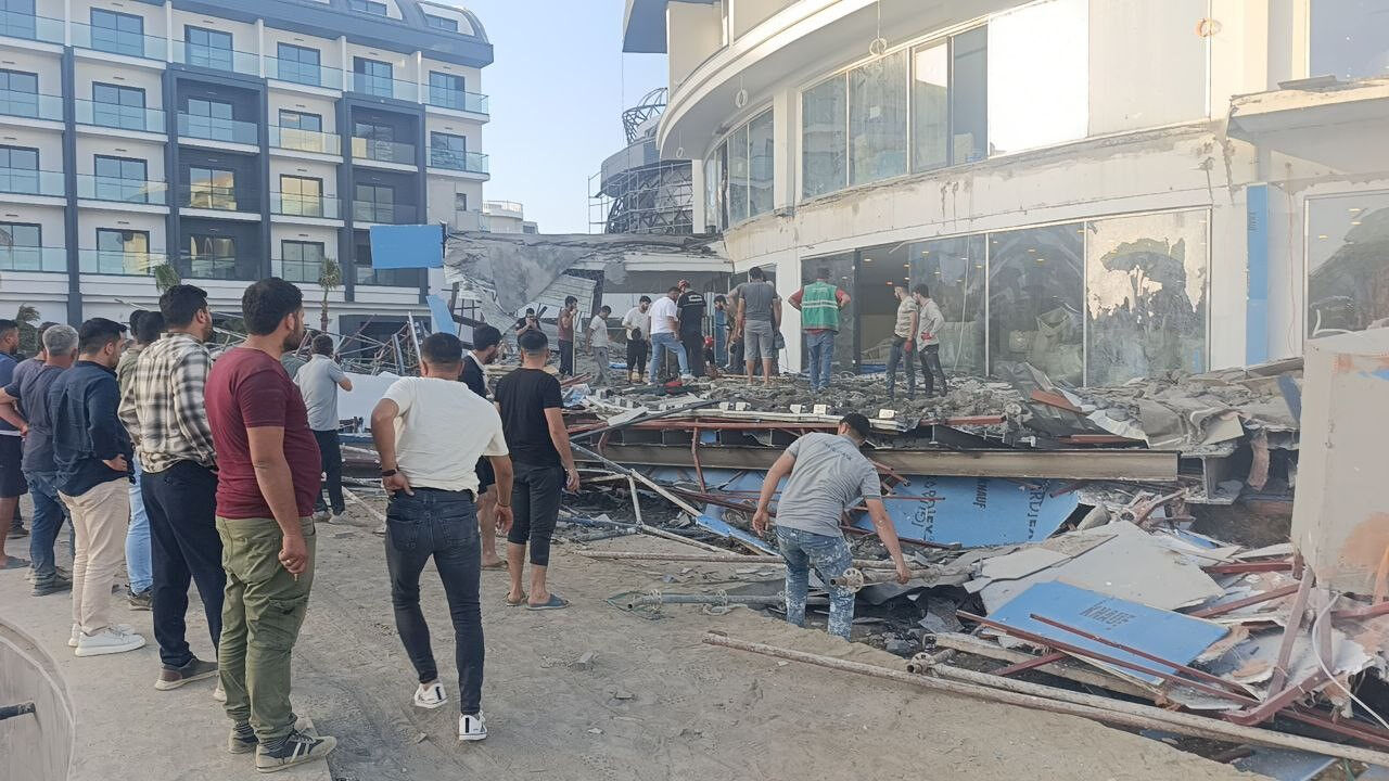 Antalya'da otel daha inşaat halindeyken çöktü! İşçiler canını son anda kurtardı - 2. Resim