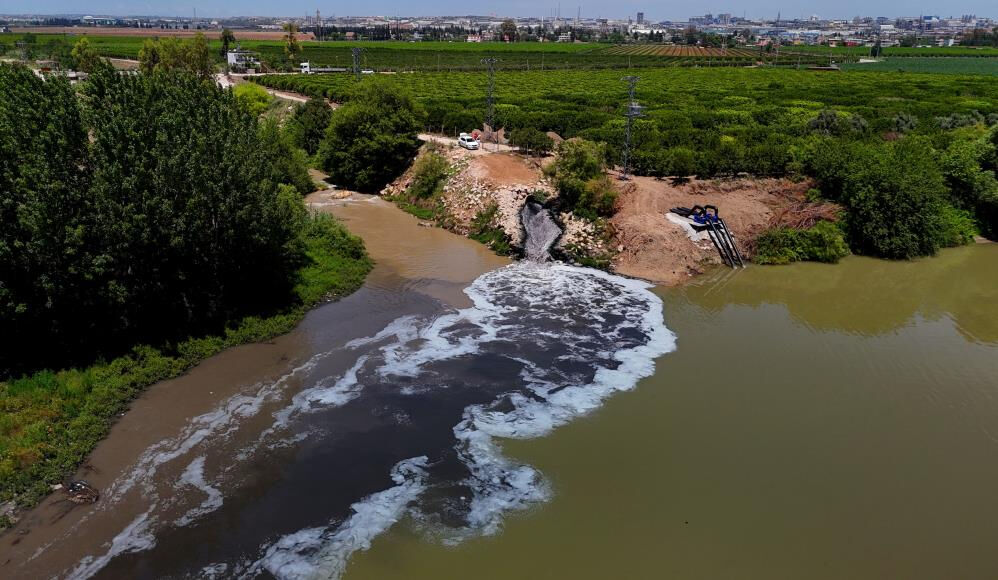 Ceyhan Nehri kirden köpürdü, mahalleli kötü kokudan şikayetçi - 2. Resim