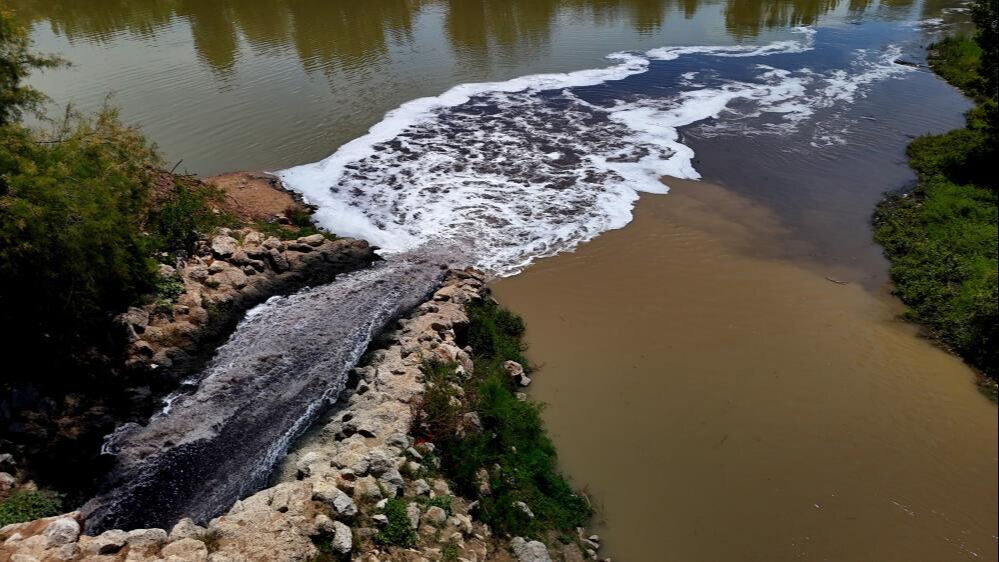 Ceyhan Nehri kirden köpürdü, mahalleli kötü kokudan şikayetçi - 1. Resim