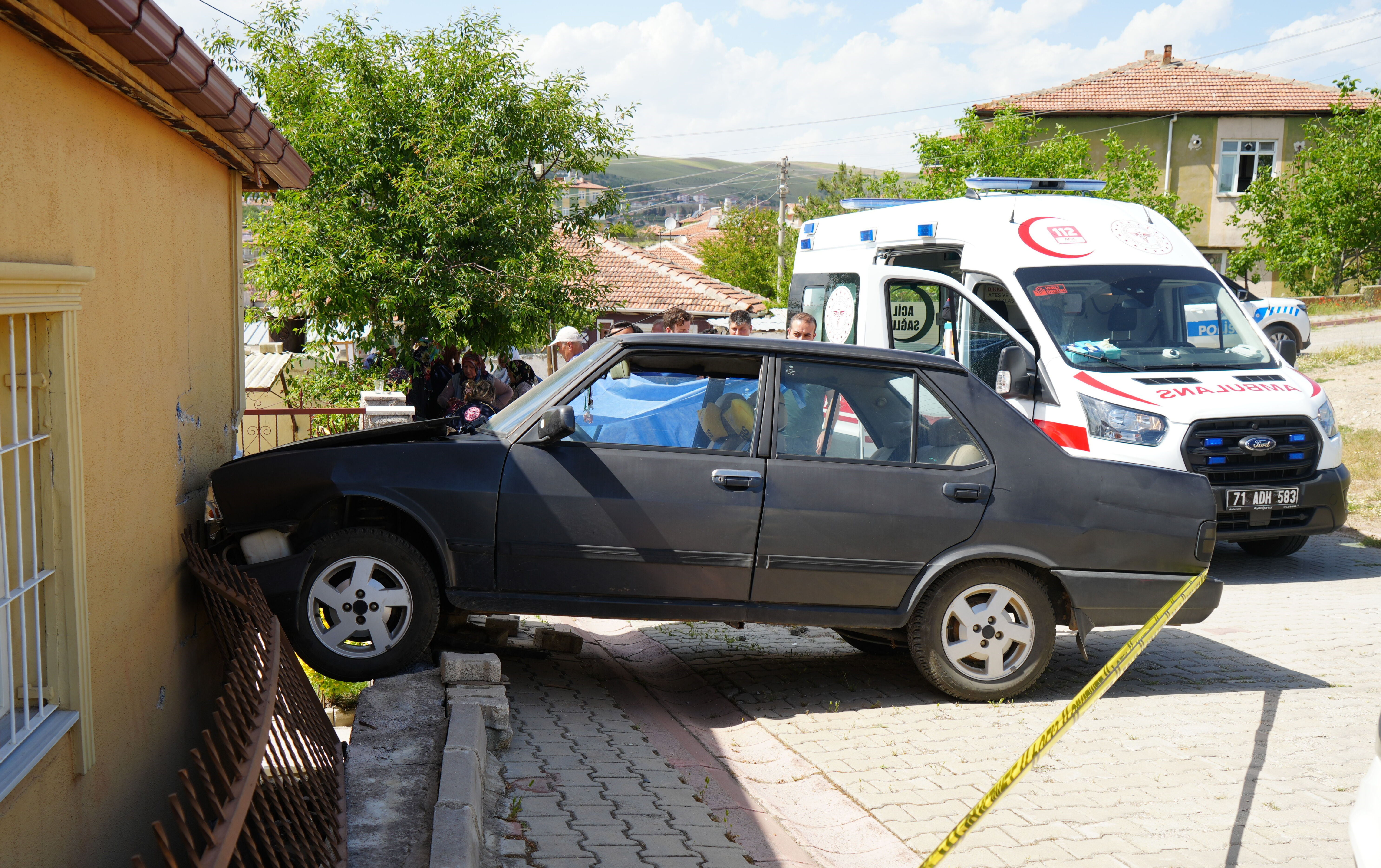 Direksiyon başında kalp krizi geçirdi! Duvara çarpan aracın sürücüsü hayatını kaybetti - 1. Resim