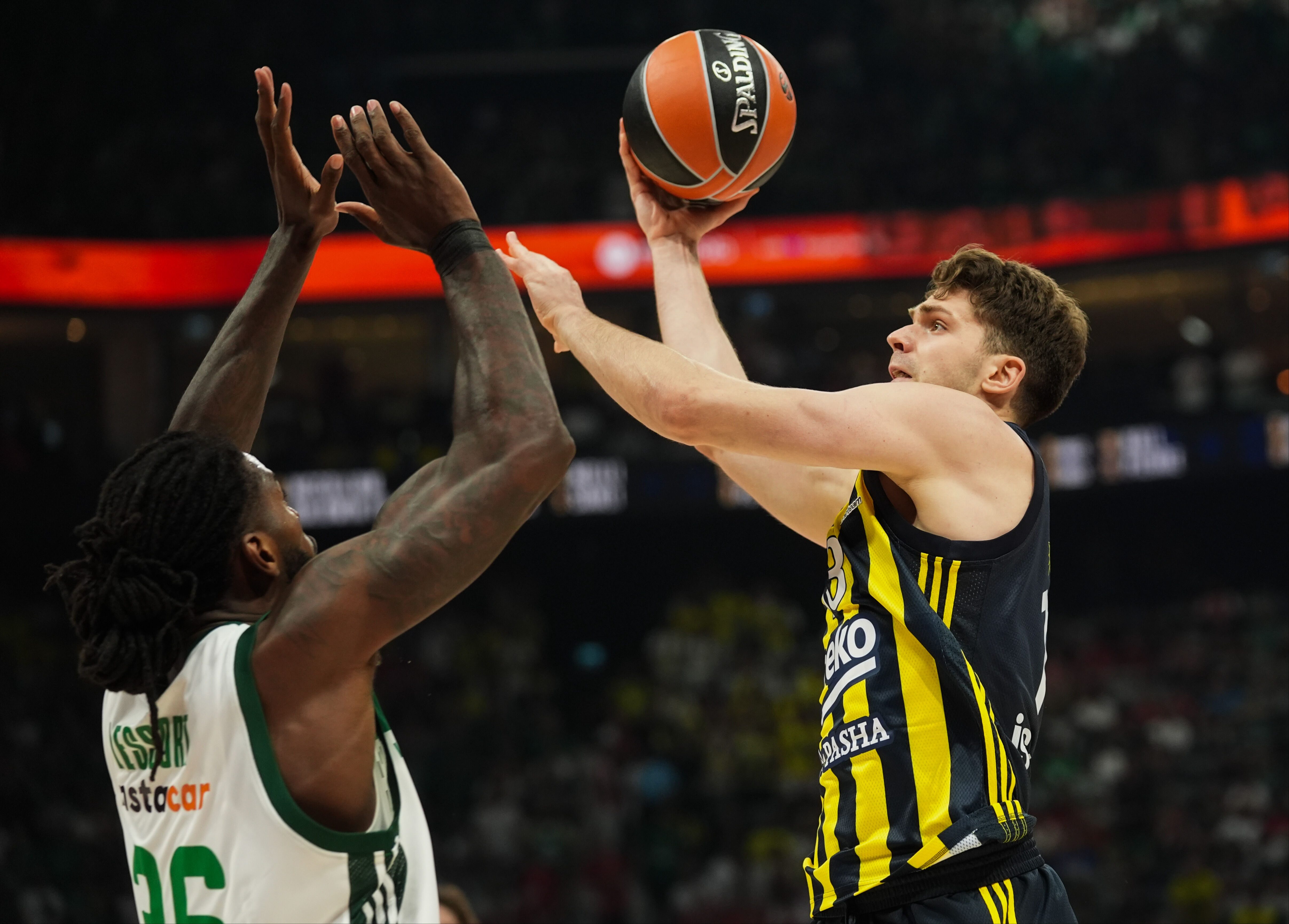 Giannakopoulos'tan devre arasında skandal! Oyuncular ve hakemlerle tartıştı - 1. Resim