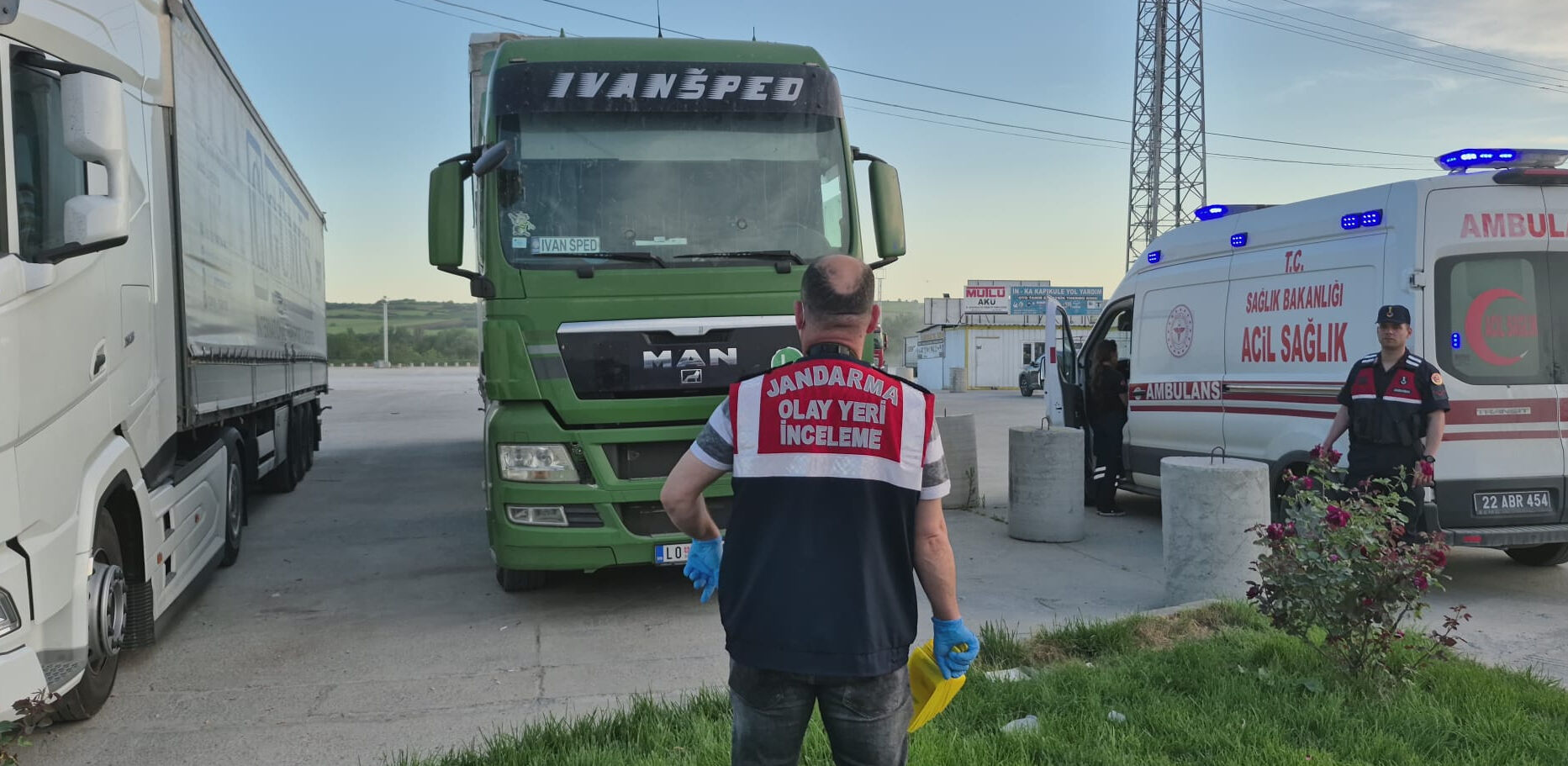 Görenler hemen telefona sarıldı! Araçtaki ceset ekipleri harekete geçirdi - 1. Resim